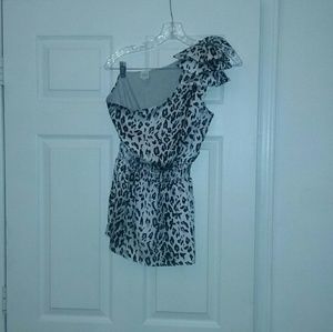 Like new Rue 21 brand one sleeve top ruffle detail